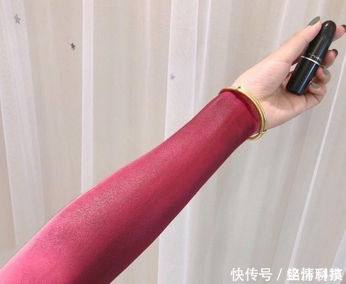 同时段 有种炫富叫口红试色,手背、手臂都不算啥,直接换肤才叫厉害