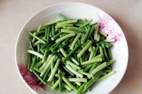 大厨|炒蒜苔,切好直接下锅炒是不对的,大厨分享1招,蒜苔翠绿入味