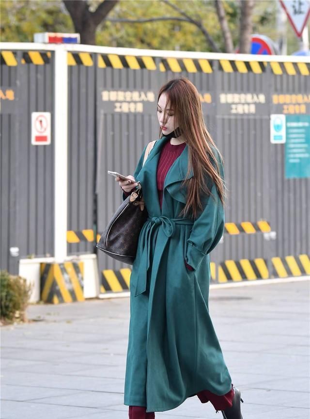 高跟鞋 冬季搭配深绿色大衣,里面搭配暗红色,红配绿还真不一样