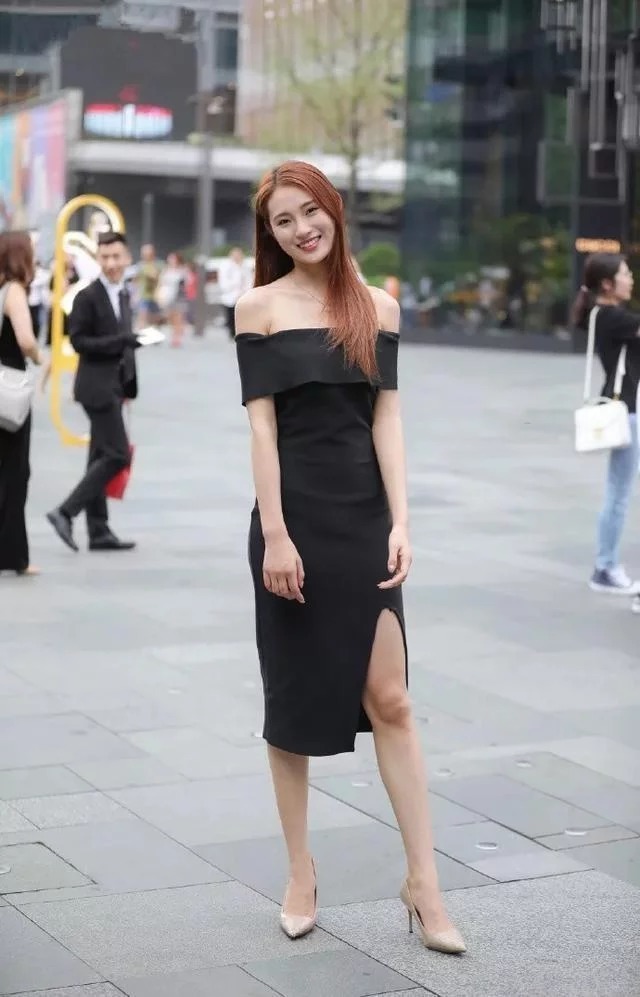 街拍：美女的成熟气息显得很是端庄，半袖配波点裙，很有魅力