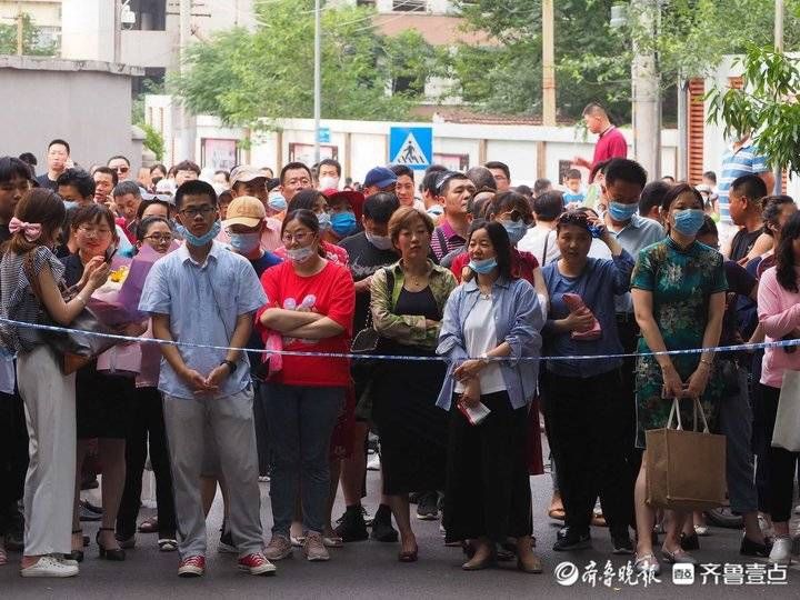 中考|真不容易！济南中考考生家长炎热天考场外等待