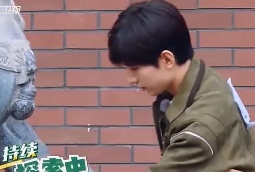 做游戏牵女粉丝的手，对比蔡徐坤成毅，暴露男明星真实修养