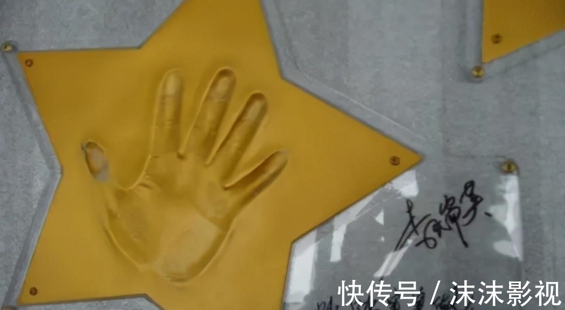 说法度$李瑞英“爬藤体”书法引争议,线条绵软羸弱,网友:字反其人