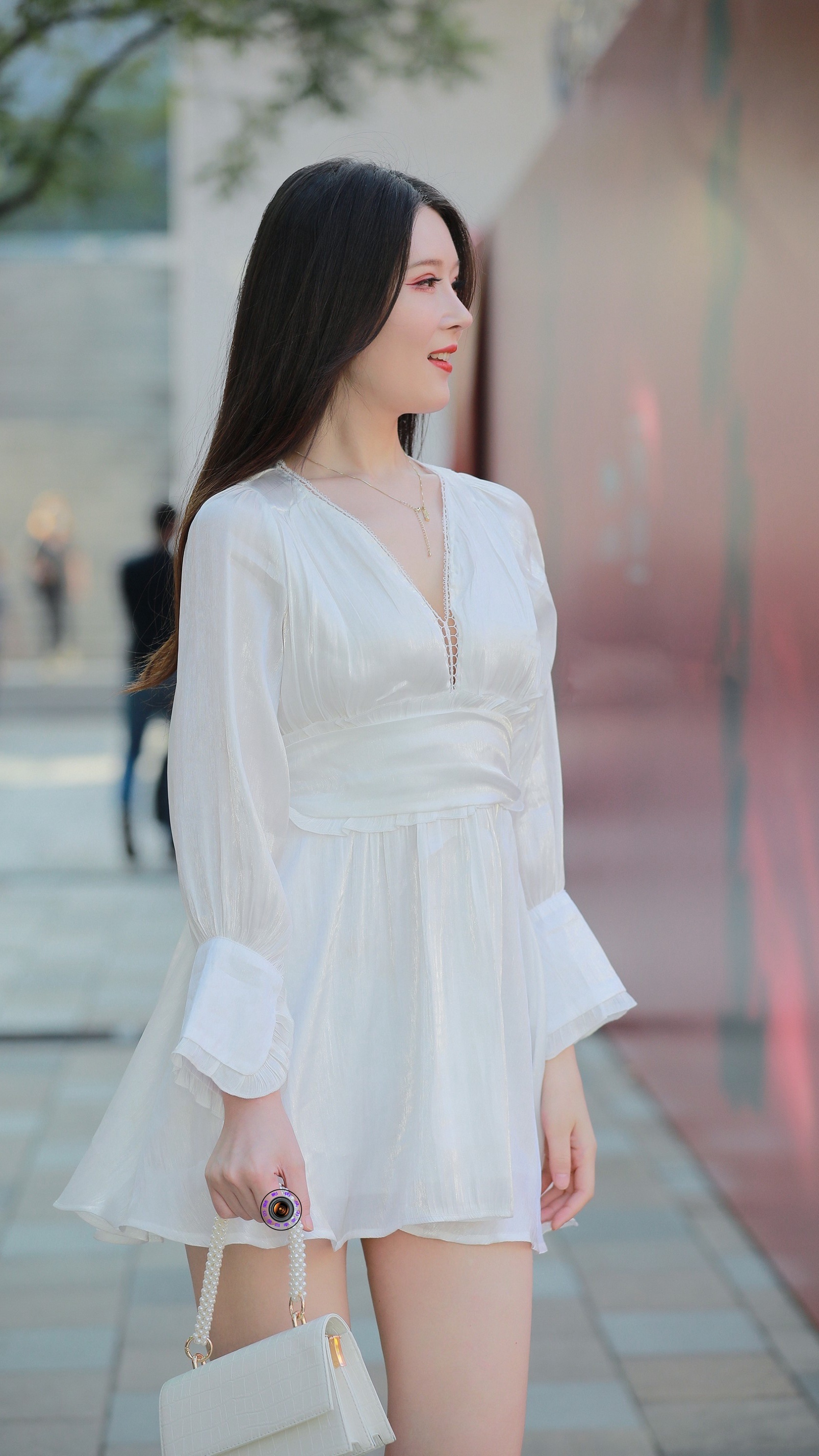 爱干净的漂亮女生穿白色连衣裙,搭配尖头细跟鞋,清新唯美又优雅