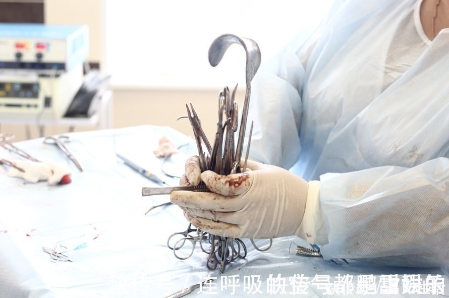 医生|剖腹产有多复杂?手术台上的工具告诉你答案,鸡皮疙瘩都起了