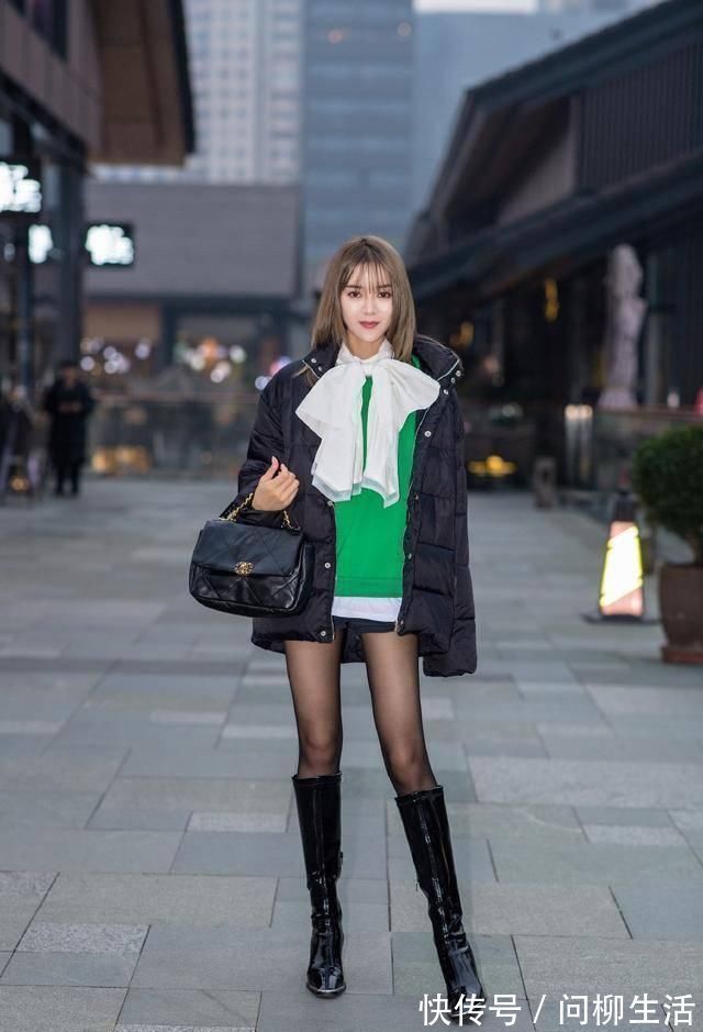 漆皮 挑战常规黑丝袜太有魅力了,这样穿一点不庸俗,赚足回头率