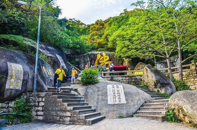 全国唯一的金丝楠木寺院，依山傍海壮美景色，海内外游客慕名到此