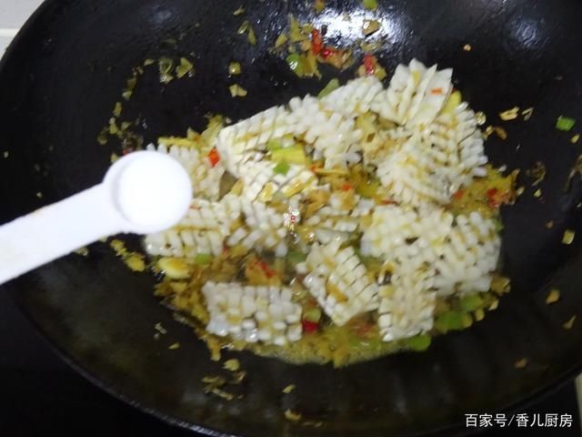 家里|天一热,家里最馋这菜,鲜辣酸爽,肉嫩肥美,开胃下饭