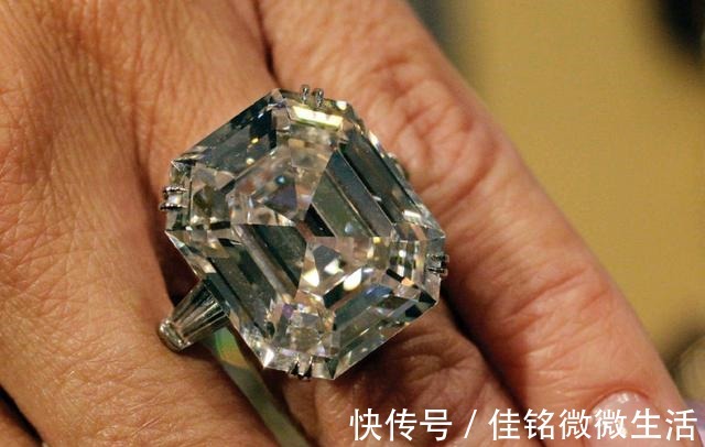 祖母绿 自带服装拍戏不算什么,泰勒拍电影自备珠宝,给剧组省了好多经费!