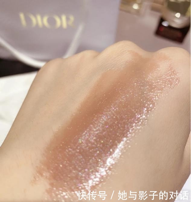 美女|氛围感美女唇妆是重点,口红谁都涂,配合小技巧颜值翻倍!