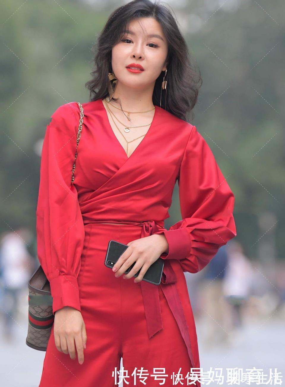 高跟鞋|小白鞋搭配修身碎花裙,优雅时尚,满满的青春少女感