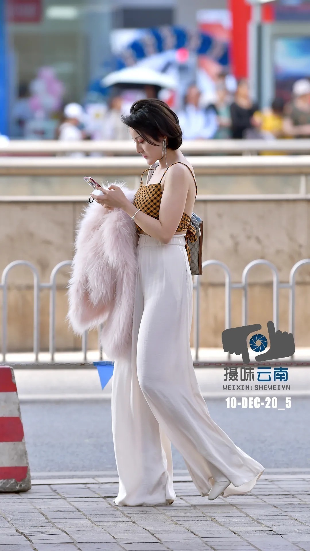 露背|街拍:美人心计之露背装,与阔腿裤阔步前行