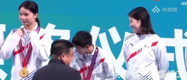 领导|领导化身全红婵迷弟!颁奖时和红姐热聊长达15秒,2次握住红姐手!