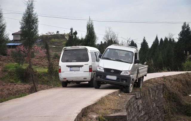 农村公路设计过窄,私家车会车难,你遇到过吗?