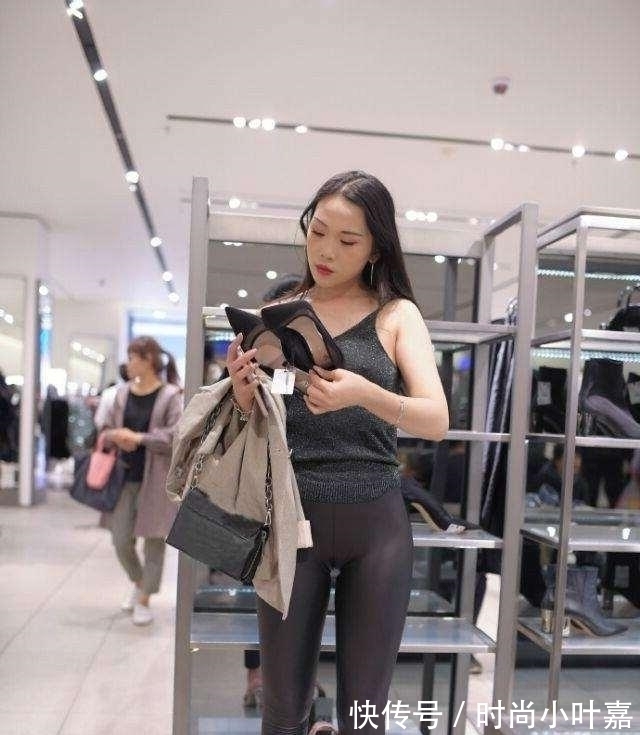 吊带 黑色性感吊带搭配黑色时尚打底裤,所谓搭配,高腰才是主旋律