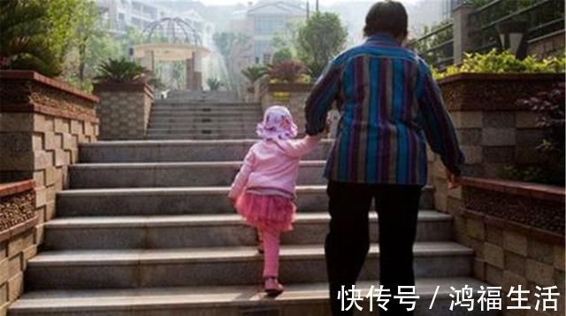 背布|宝妈背着孩子在路边打电话,看到她背上孩子后,路人吓得赶紧提醒