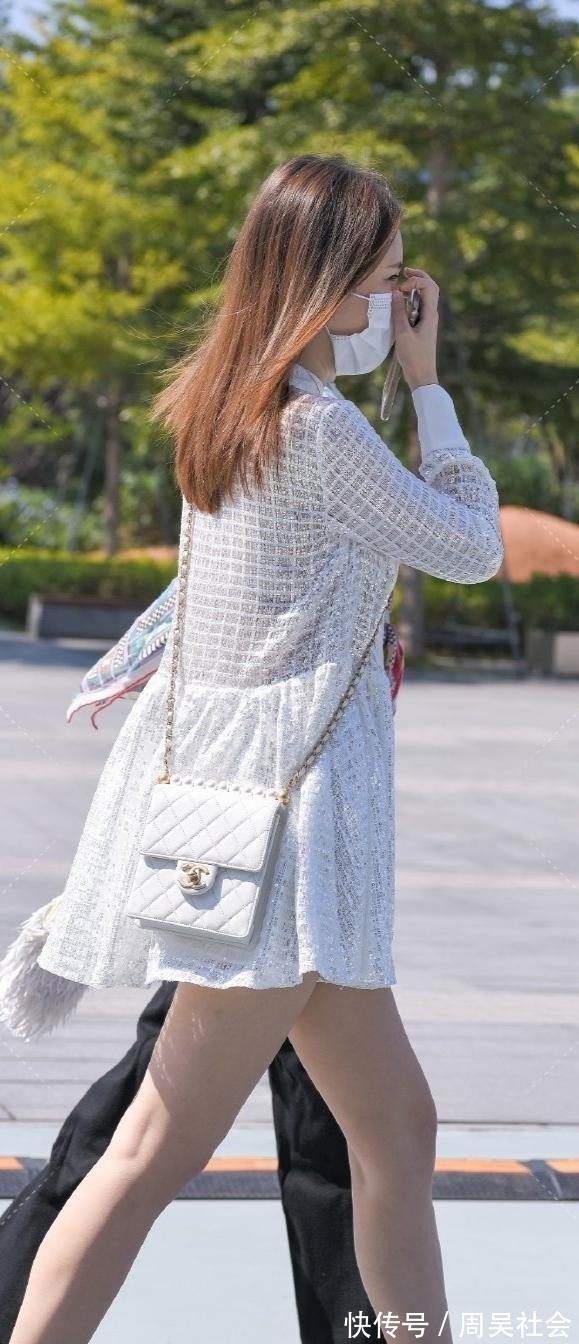 辣妹 时尚辣妹穿着简单、前卫的服装,牛仔裤时尚而苗条,值得一提!