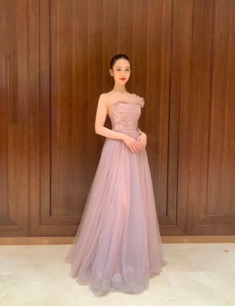 小姐姐|被吉娜的身材折服了,绿色针织衫配紧身裤时髦洋气,腰细得像p的