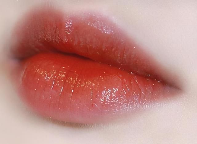 巩皇|大牌口红VS平价口红,为什么色号一样,价格却相差甚大?