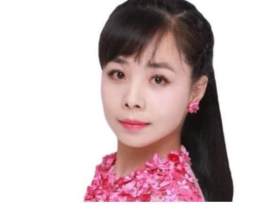 毕福剑|她在“星光大道”走红,给父母买房自己却租房,33岁嫁初恋很幸福