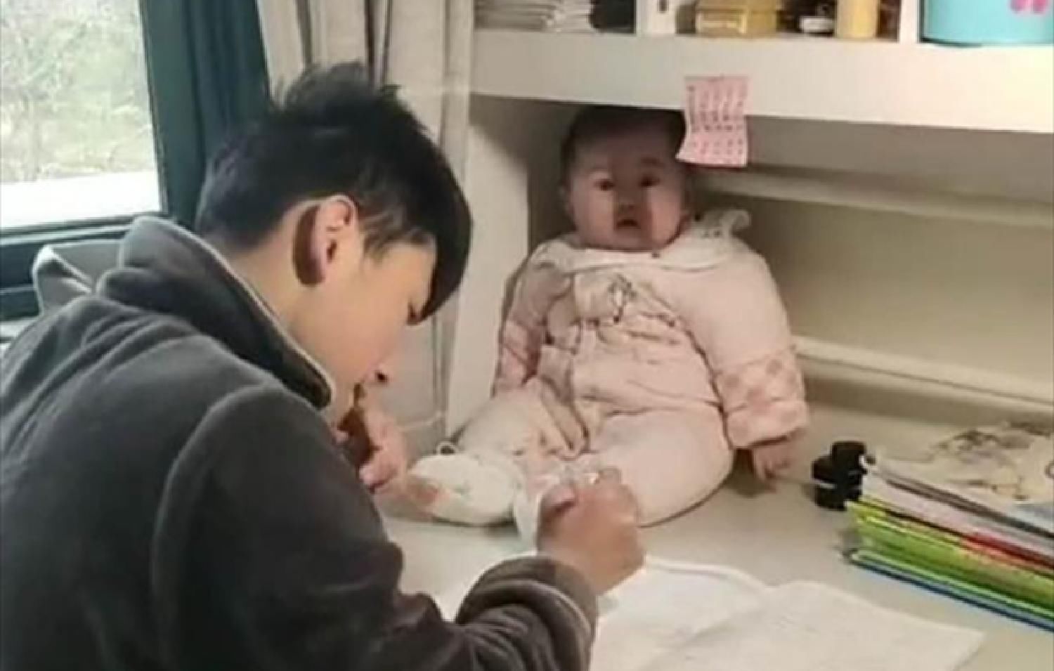 作业本|家有二胎的幸福和苦恼,大宝写作业为防二宝打扰,使出十八般武艺