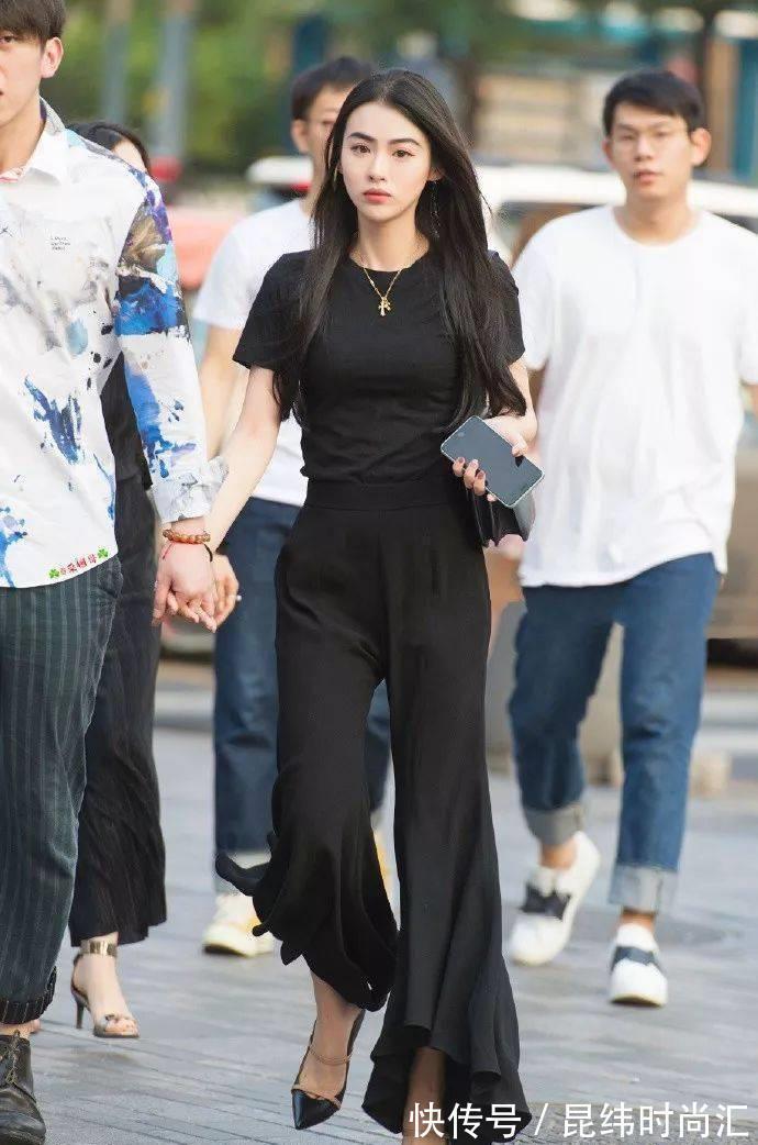 诱人 美女脚上搭配上一双高跟凉鞋,优雅的绑带在脚面上显得更加的优雅