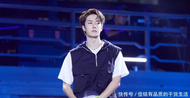 王一博给粉丝投食遭疯抢，手臂压出青筋重到弯腰，无奈转头抿嘴笑