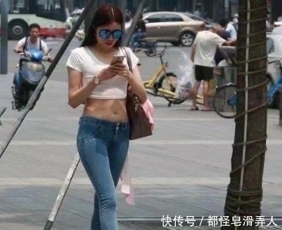 尴尬|凶猛，这么紧身的牛仔裤还得往里推，网友尴尬的癌症已经犯了