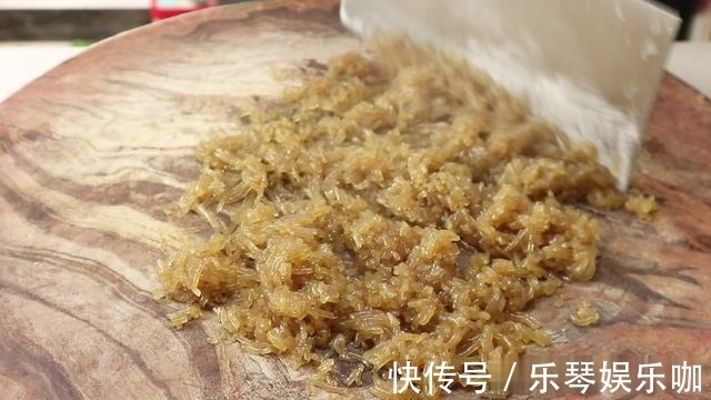 食用油|这个素锅贴我家一周吃三次,口感鲜香又酥脆,调好面糊才是关键