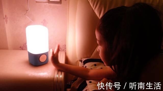 化妆品|孩子“性早熟”越来越普遍这4种做法会“催熟”孩子,你做过吗