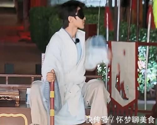 奔跑吧|蔡徐坤不小心踩到指压板,脱口而出3个字,只能靠后期消音救场了