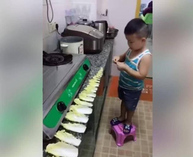 妈妈|小男孩帮妈妈做家务剥大白菜，看到成品妈妈瞬间笑喷了