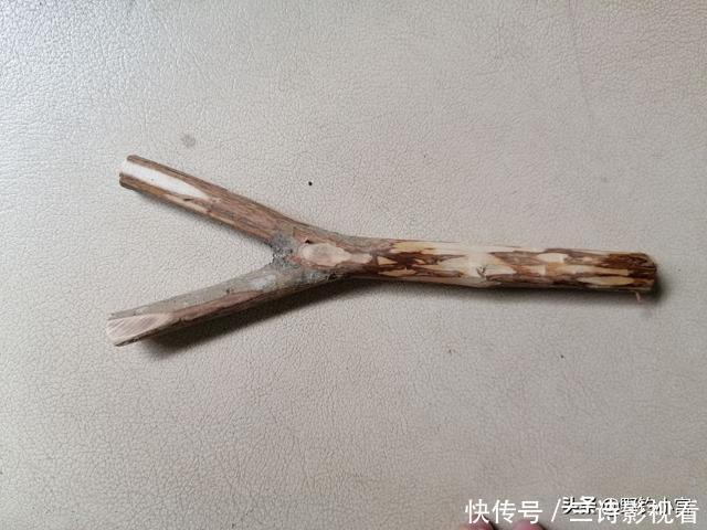 钓鱼支架还在掏钱买吗？为何不利用废鱼竿+树Y做一个，一样好用