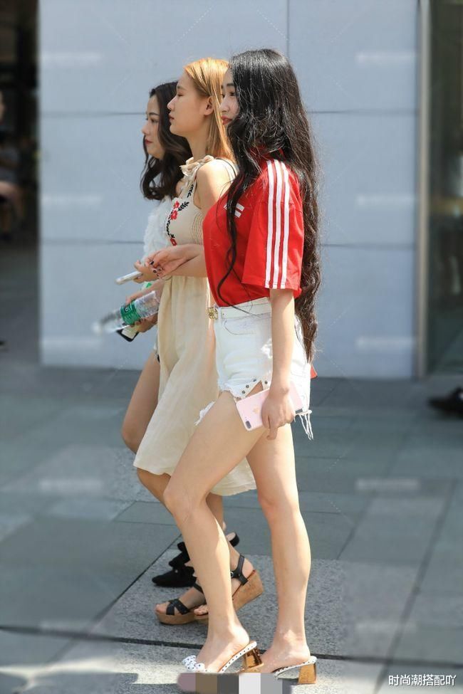 时尚街拍：长发及腰，这种美感真的很不一般