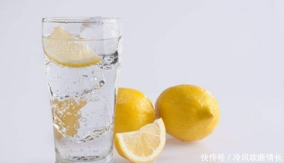 在吃西餐时,服务员会放两杯柠檬水在桌上,这可不是给你拿来喝的
