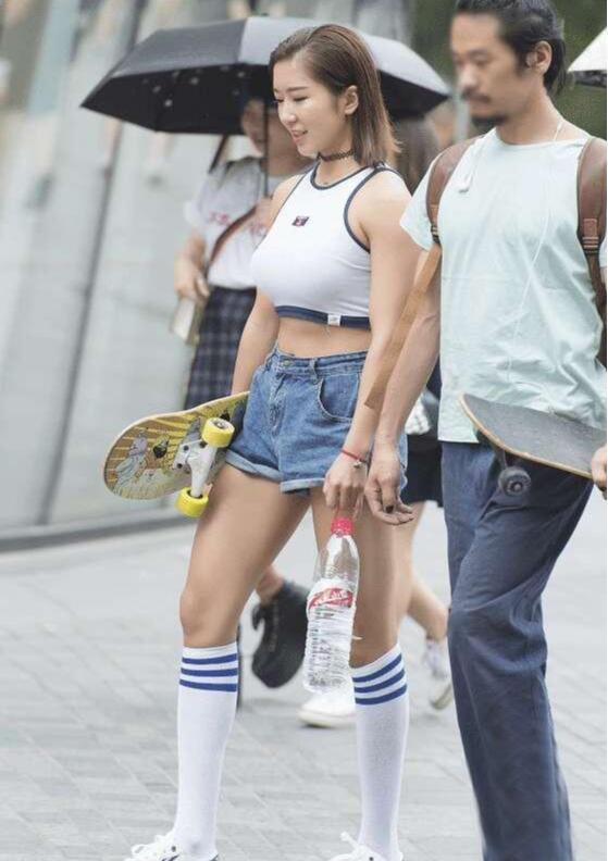 美女|街拍:爱运动的美女, 清新靓丽, 穿搭时尚有型又出众
