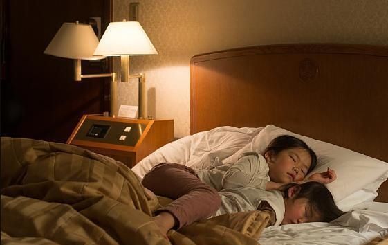 爸妈睡觉都很安静,宝宝却准时半夜醒来,装上监控宝妈吓一身汗