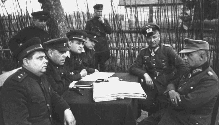 切尔尼亚霍夫斯基|39岁大将亲自到前线视察,踩到地雷没救过来,还差10天就当元帅