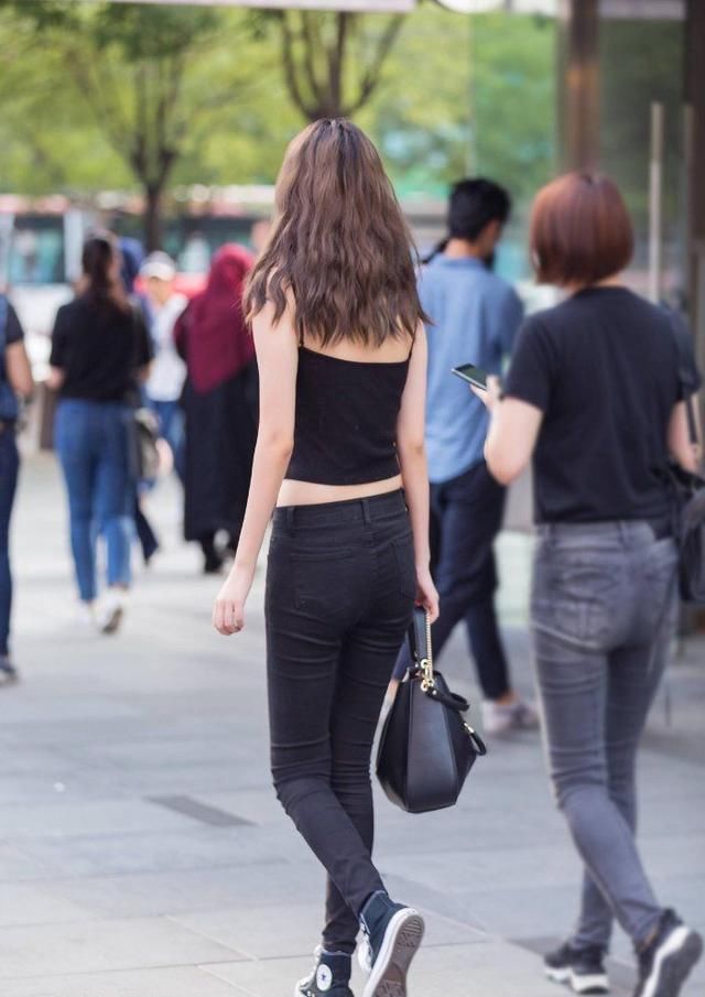 利用斑纹元素来增加时尚效果，增加造型亮点