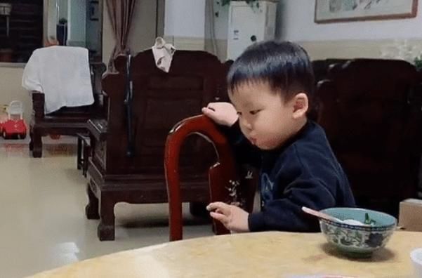 二宝|“卑微弟弟”专业伺候姐姐,我姐虐我千百遍,我待我姐如初恋