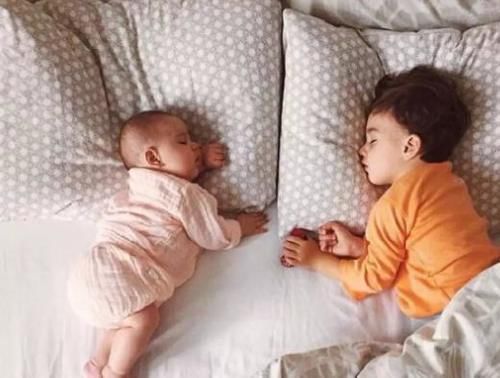 睡眠质量|不枕枕头的宝宝难避免这2大损伤,宝妈:萌娃睡着像指南针咋整?