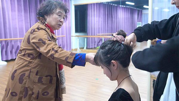 高龄产妇|60岁高龄产妇盛海琳,不惧争议坚持产下双胞胎,现在已经后悔