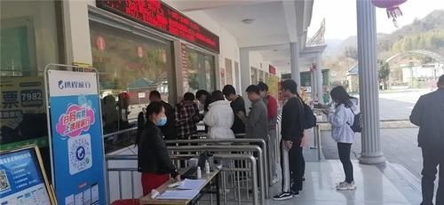 岳西彩虹瀑布风光美 贴心服务让游客沐春风