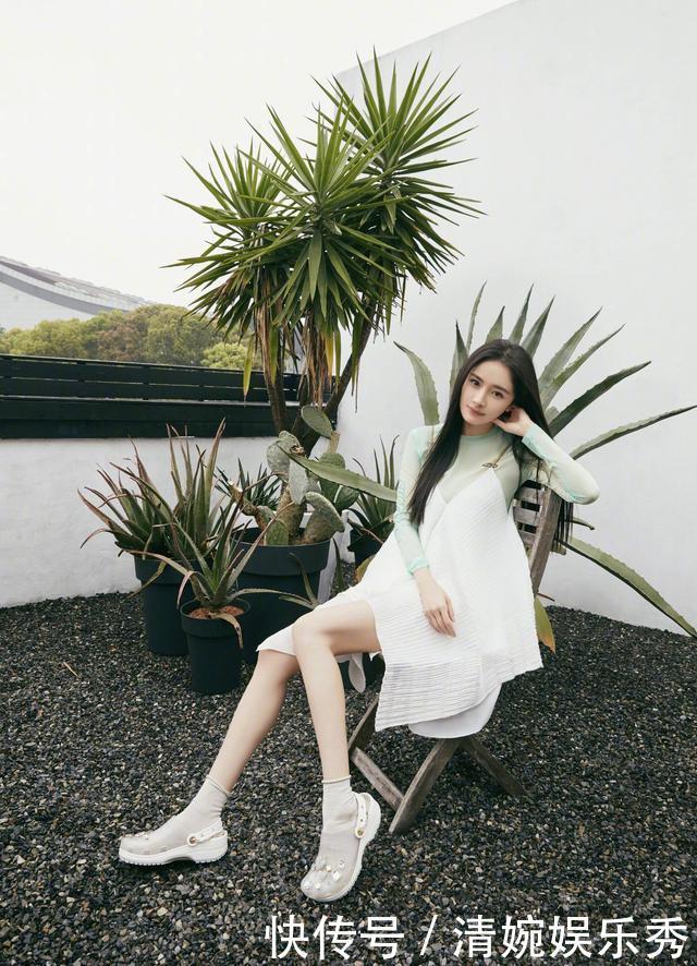 穿什么鞋都搭袜子,这波夏日反季穿法太奇特明星纷纷上身示范