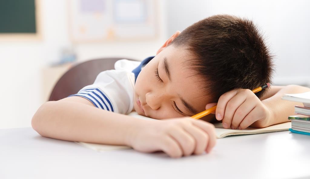 学习成绩|10岁女孩肚子疼,连做两次胃镜都正常,心理医生:培训班别上了