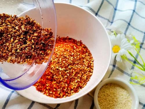 油辣子怎么做才好吃?看看古月的做法,这样做出的油辣子特别香