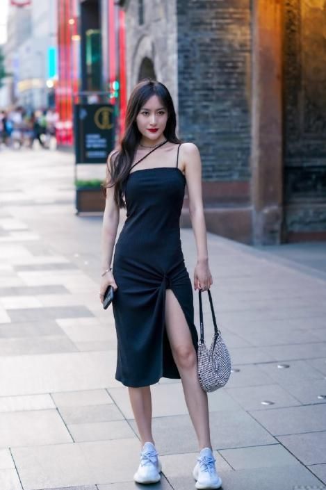 吊带裙|女神的吊带裙非要配运动鞋,美女是为了“方便”啊?