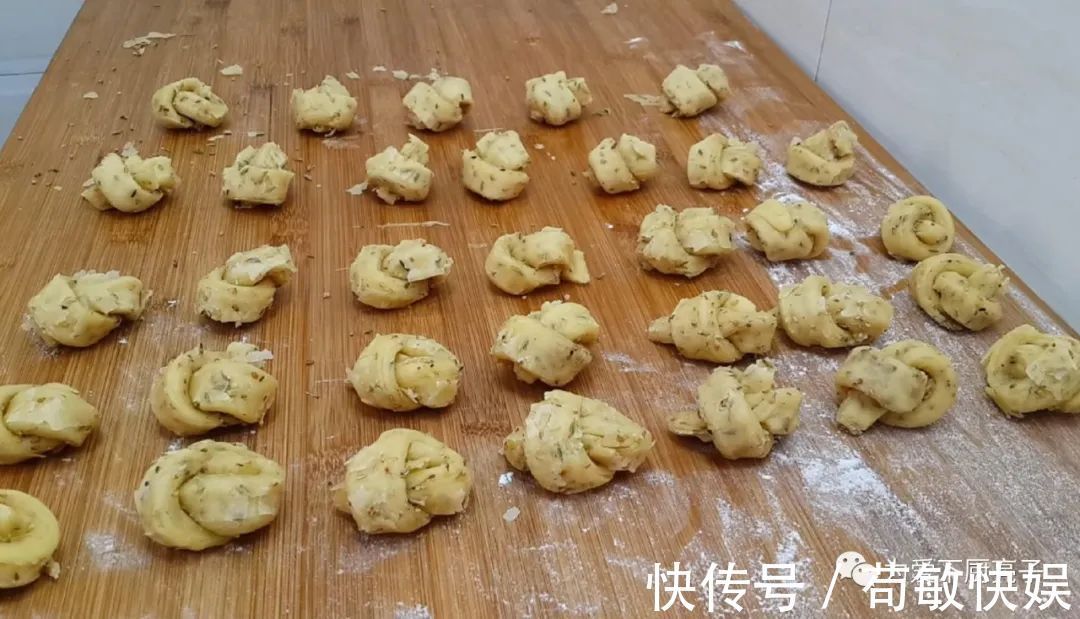玉米油|以后麻花就这么做，撒1把小茴香，香酥又多层，出锅孩子念念不忘