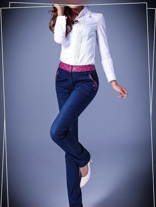 性感 紧身的牛仔裤给你不同的体验,让人更具年轻感,上身轻松打造性感