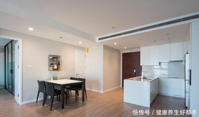 衣帽间|这是我见过的最小的衣帽间,推拉门隔出2㎡就搞定了,适用小户型!